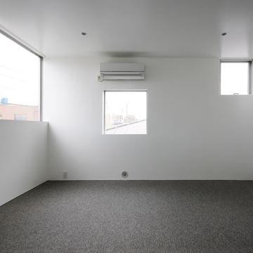 ３つのスクエア型窓が、動きのある空間作りに一役買っている部屋