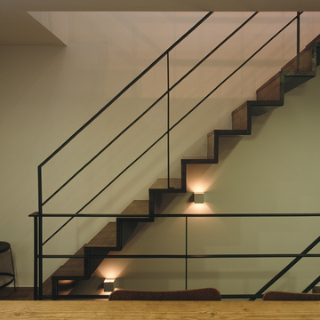 厚みを抑えることで軽やかさを得た、味のある階段と手すり