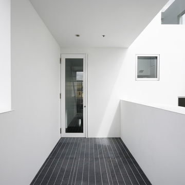 立体的なバルコニーは、視線を遮りつつ風を感じる空間に