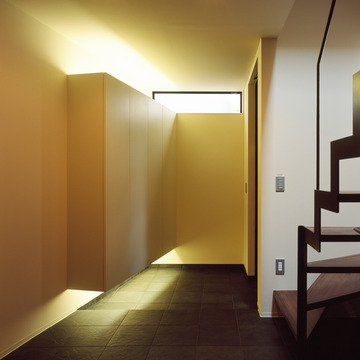 アッパーライトとダウンライトの効果で、浮遊感漂うムーディな下駄箱