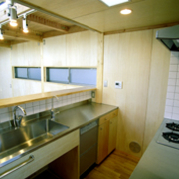 ステンレス製、二列型のキッチン。