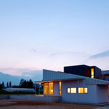 暮れゆく安曇野の夕景に浮かび上がる優しい灯り