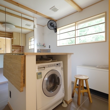 アイランドカウンターのある洗面所