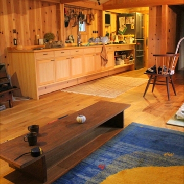 温かい雰囲気の室内に馴染む木のキッチン