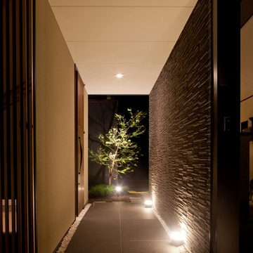 玄関に入って一番に目に飛び込む、柔らかい光の行灯風光壁