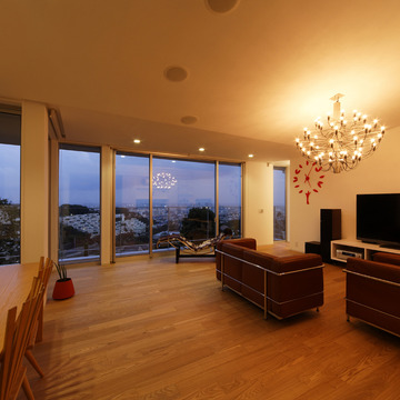 南面一面に大開口を設けたリビングは、この家最大の絶景が眺望できる