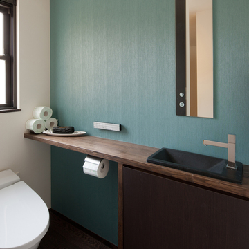 大胆な色使いが品のある大人の空間に仕上げられたトイレ