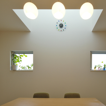 四角い窓と丸い照明が、シンプルかつ優しい雰囲気にさせるダイニング