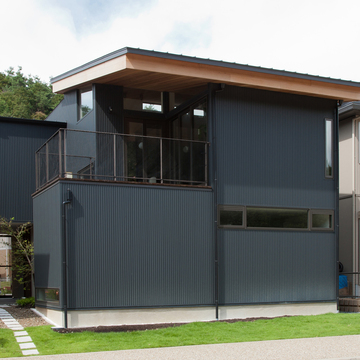 森に囲まれ自然に恵まれた、和モダンなテイストの外観