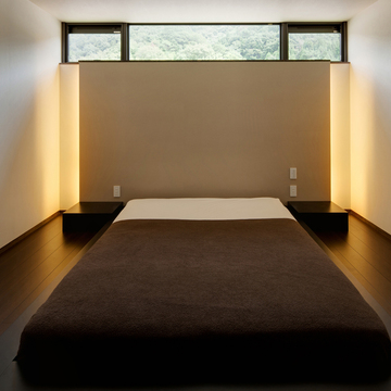 日中はハイサイド窓から緑と青空を望め、夜は夜空を満喫できるとても贅沢な寝室