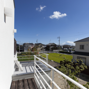 青空が映える、開放感いっぱいの中庭に面したバルコニー・テラス