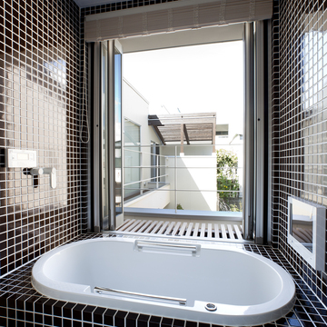 折れ戸を開けると光も風も充分に入ってくる開放的な浴室