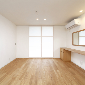 建具に和紙を使用し、縁側の大きい窓から柔らかい優しい光が入る寝室