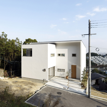 北面の玄関側は、ハコとハコを組み合わせたシンプルな作りの外観