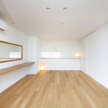 ノグチイサムの和紙照明と和紙を使用した建具で、現代風和モダンにまとめた寝室