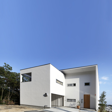 どこまでも広がる青い空が、シンプルで真っ白な箱とマッチする外観