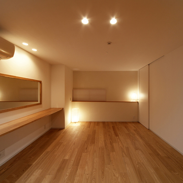 白と白木でまとめたシンプルで上品な空間に、間接照明が大人の雰囲気をプラスする寝室