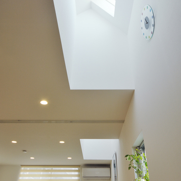 穏やかで優しい光が部屋全体に広がるトップライトからの光