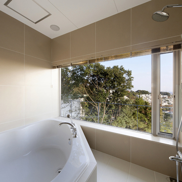 大きな窓の向こうには木々が広がる、３帖もある贅沢な浴室