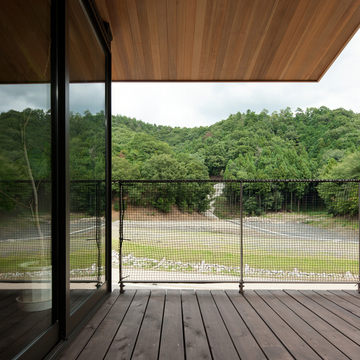 深い庇の向こうに箕面の山と空を望める、贅沢なバルコニー