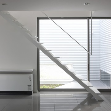 ＬＤＫの中央に配した、空間に溶け込むようなスチール階段