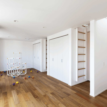 ３室に仕切ることができるように想定され、各部屋にハシゴ付きロフトを設けた子供部屋