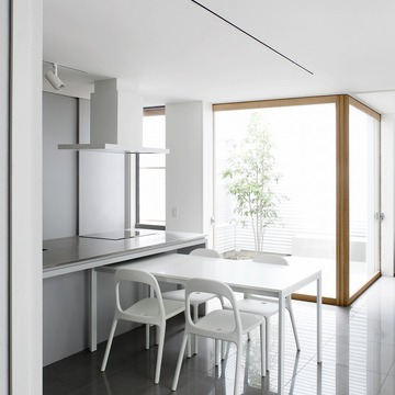 中庭から常に穏やかな光が入り込み、気持ちが落ち着くダイニング・リビング