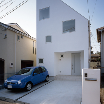 スクエアな窓をランダムに配置してリズムを与えた、真っ白でシンプルな外観