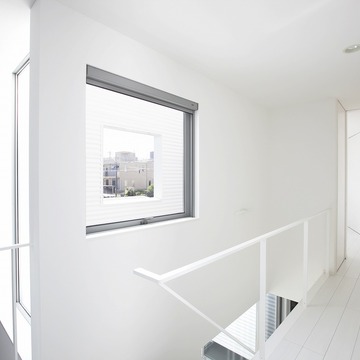 外の気配を感じられる、美しい額縁のような窓を持つ階段スペース