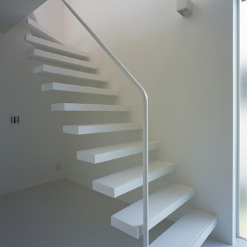 片持ち階段にすることで空間に広がりを感じさせるようにした階段まわり