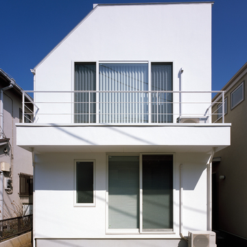 極力余分なディティールを省いた、白い外壁が爽やかな外観裏側