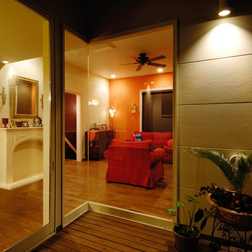 デッキからリビングを臨む