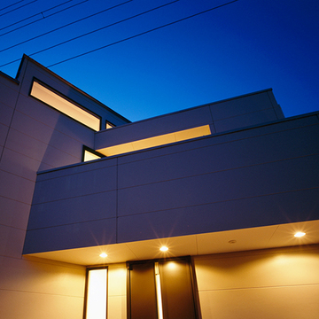 シルエットが際立つ外観夜景