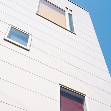 カラフルなスクリーンが外観に彩りを添える