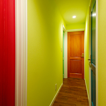 ビビットなグリーンが目を惹く廊下
