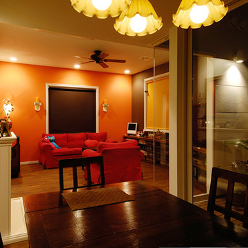 あたたかな雰囲気を演出するリビングの赤い壁とソファ