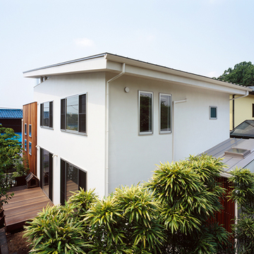 白い壁が映えるすっきりとした外観