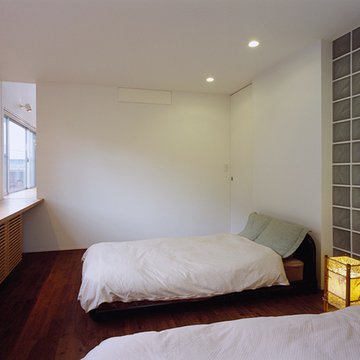 ダウンライトが照らす落ち着いた雰囲気の寝室