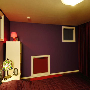 クラシカルモダンな紫の壁紙の寝室