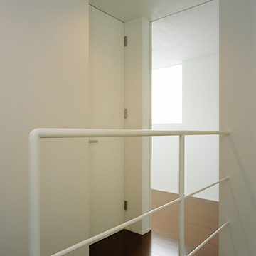 壁の色と合わせた白い手すり