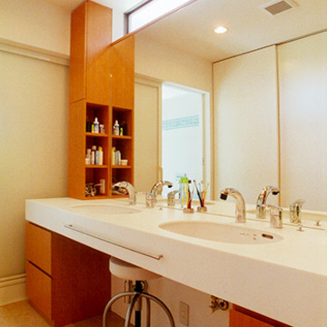 忙しい朝も安心の広い洗面