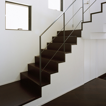 ホワイトに映える落ち着いたダークブラウンの階段