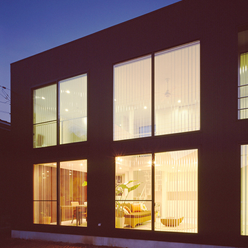 室内の灯りに輝く夕景外観