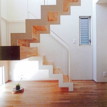 幾何学模様のような階段を玄関から観る
