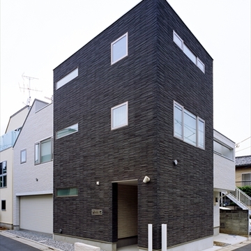 内装とは真逆の黒い外観