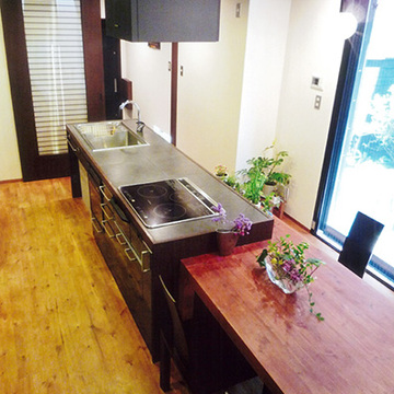 ダイニングテーブルと繋がるキッチン