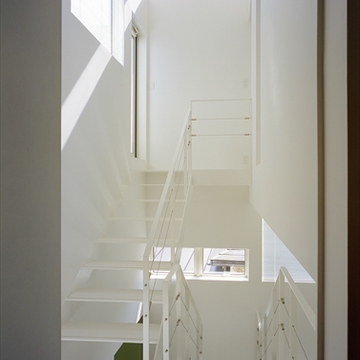 壁を照らす階段と平行の光