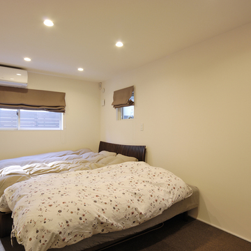 落ち着いた色合いでまとめられた、癒される寝室空間