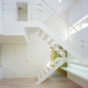 白い空間に微かに覗くイエロー