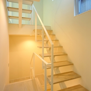 温かみのあるライトが照らす階段